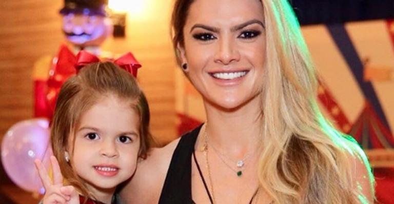 Mirella Santos encanta a web ao compartilhar momento de carinho com Valentina