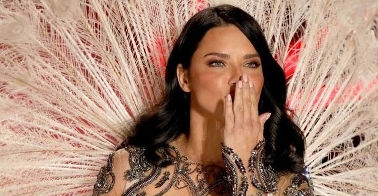 Adriana Lima vai às lágrimas ao se despedir de passarelas de Victoria’s Secret após 18 anos