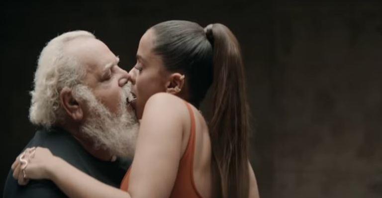 Anitta beija 24 homens e mulheres em novo clipe e ainda manda indireta: ”Não perco meu tempo”