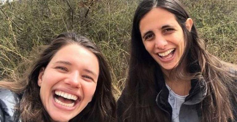 Bruna Linzmeyer e sua namorada, Priscila Visman, dão beijão na festa de ‘O Sétimo Guardião’