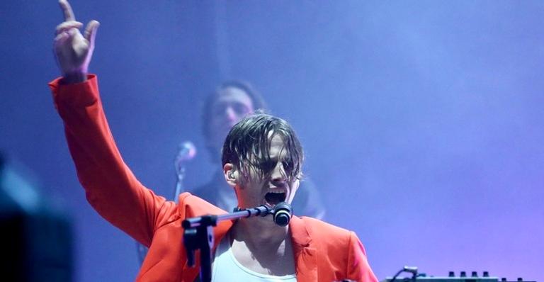 Foster The People encara noite chuvosa em São Paulo e ensaia discurso de resistência política