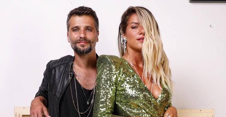 Giovanna Ewbank abusa de fenda em vestido e quase mostra demais ao lado de Bruno Gagliasso