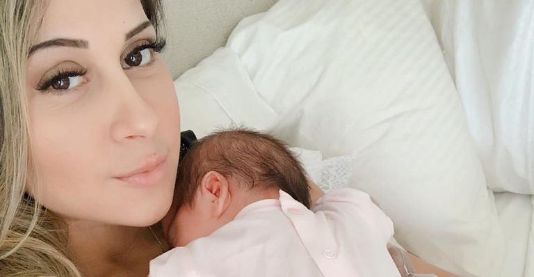 Fofura! Mayra Cardi mostra amamentação da filha, Sophia