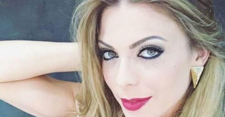 Solteiríssima, Sheila Mello faz a temperatura subir ao exibir resultado de bronzeamento artificial
