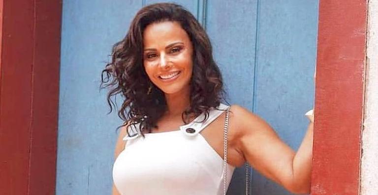 Viviane Araújo aposta em decotão no limite e arranca elogios de Marina Ruy Barbosa: ”Gostosa”
