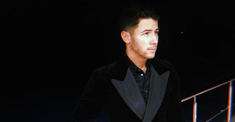 Em iate, Nick Jonas prepara despedida de solteiro regada a charutos e vodka