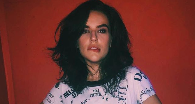 Kéfera Buchmann posa completamente nua na banheira e manda recado: ”Meu corpo, minhas regras”