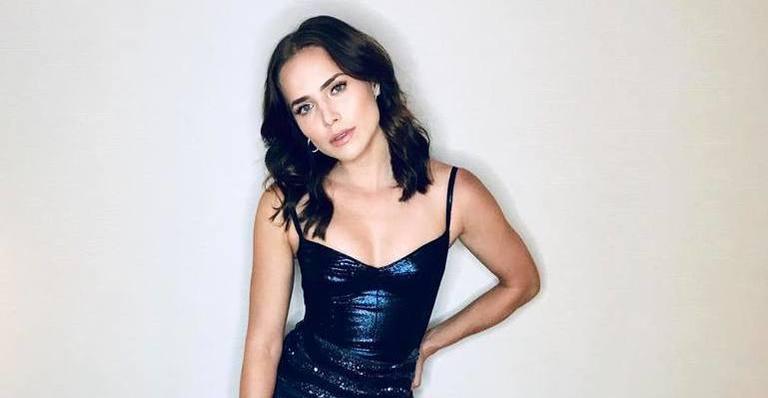 Leticia Colin sensualiza ao aparecer em lingerie transparente