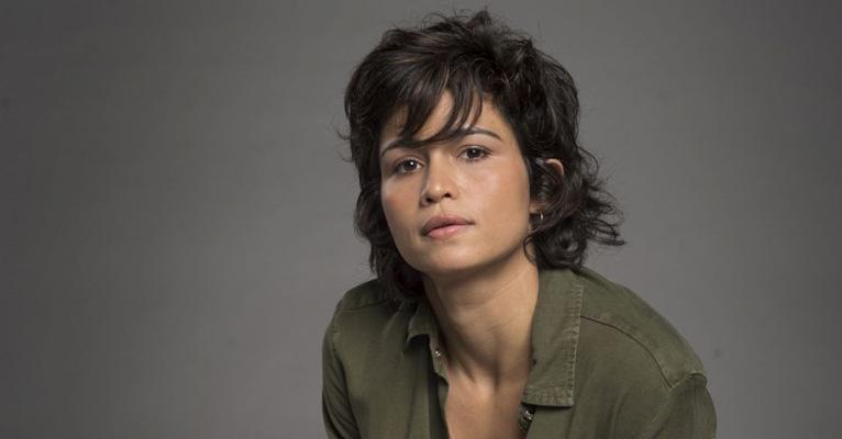 Após radicalizar no visual, Nanda Costa exibe novo corte de cabelo em dia de compras no Rio