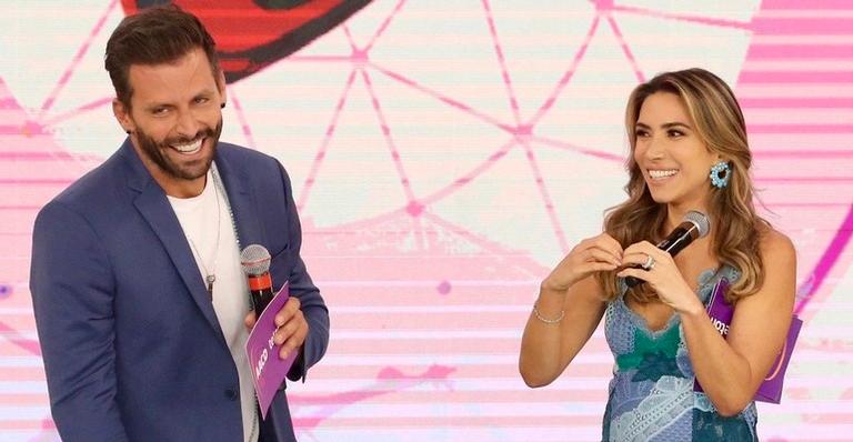 Patrícia Abravanel ataca de cupido e faz irmã, Rebeca Abravanel, ganhar beijão de Henri Castelli