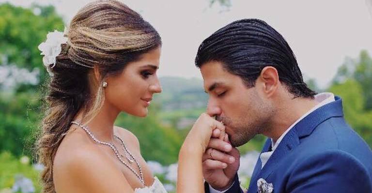 Thassia Naves faz cerimônia chiquérrima para oficializar o noivado e fãs confundem com casamento