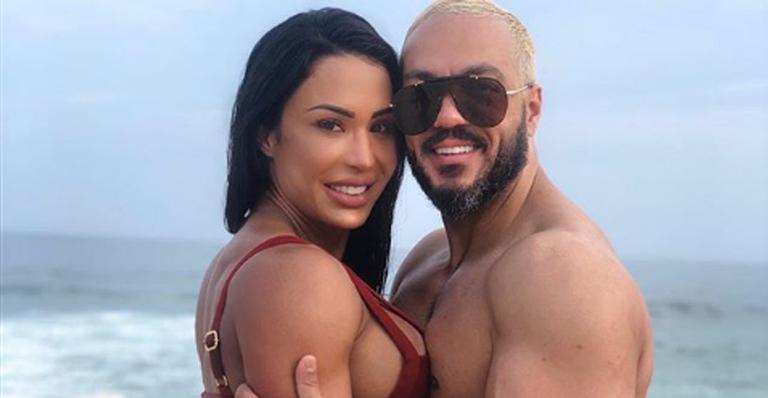 Com o biquíni quase desaparecendo entre músculos, Gracyanne Barbosa pega na pá e deixa recado