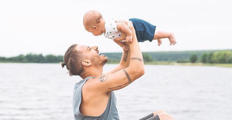Junior Lima comemora viagem ao lado do filho, Otto: ”Em família”
