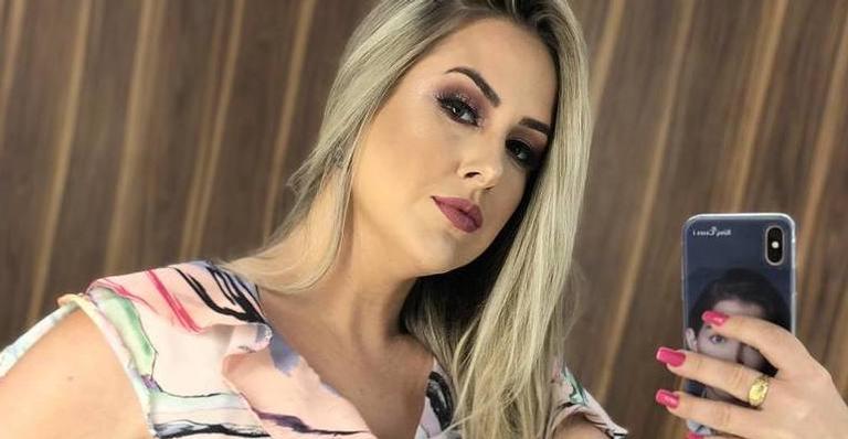 Ex-BBB Patrícia Leitte posa nua em banheira luxuosa e dispara: ”Dia de rainha”