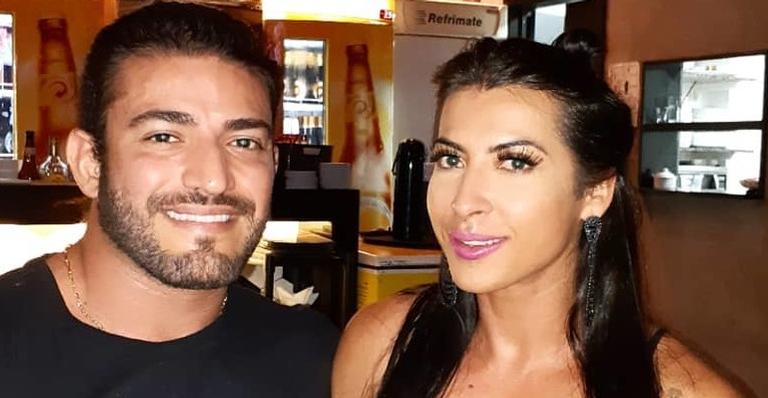 Ex-BBB Priscila Pires posa completamente nua ao lado de marido e detalhe chama atenção