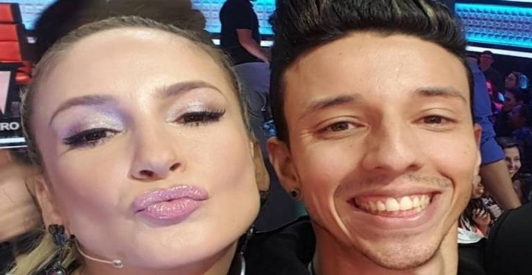 Ex-participante do ‘The Voice’ é envolvendo em polêmica de Claudia Leitte e Silvio Santos