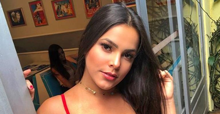 De biquíni, Emilly Araújo compartilha clique sensual e recebe elogios