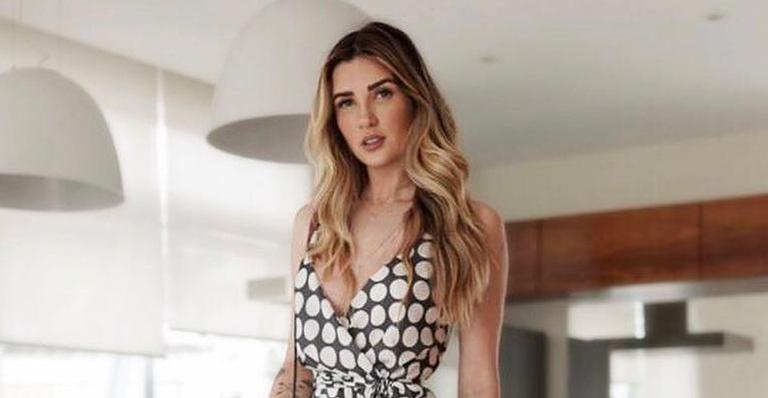 Aline Gotschalg exibe bumbum empinado e é comparada a Gracyanne Barbosa