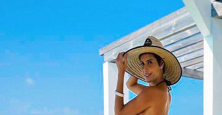 Deborah Secco posa nas Maldivas de micro biquíni e impressiona ao exibir bumbum na nuca