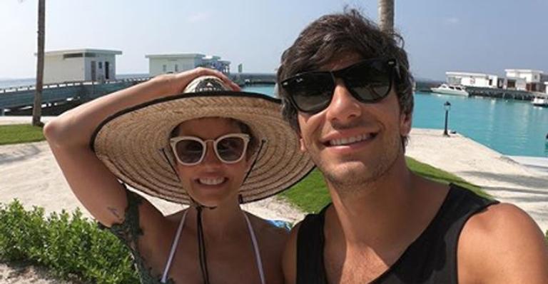 Deborah Secco e Hugo Moura curtem férias em hotel luxuoso nas Maldivas