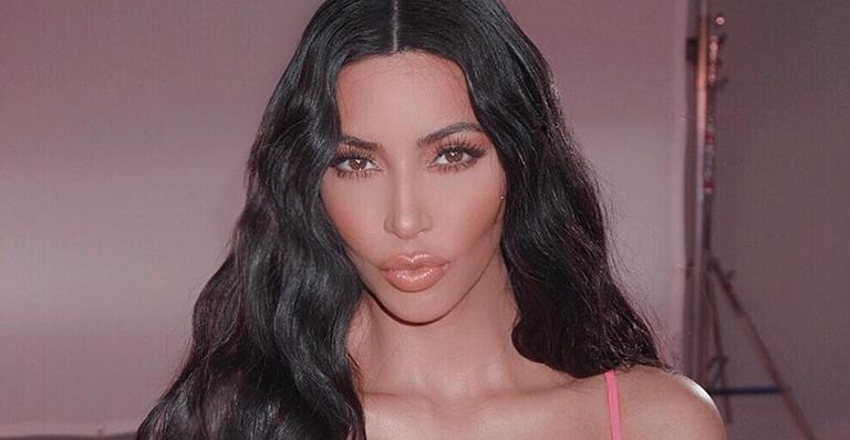 Irmã de Kim Kardashian flagra barata em bolo de aniversário da sobrinha