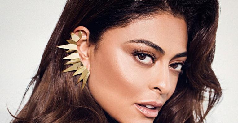 Coragem! Em alto-mar, Juliana Paes posa cercada por animais perigosos