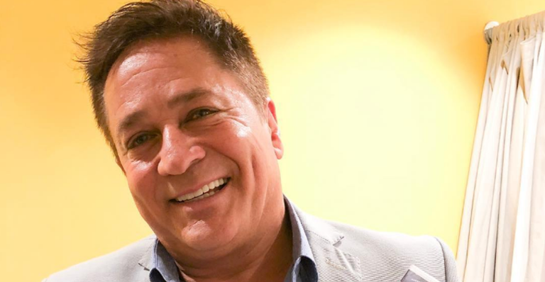 De sunga, Leonardo exibe corpão em dia e dispara: ”Louco para ir pra zona”