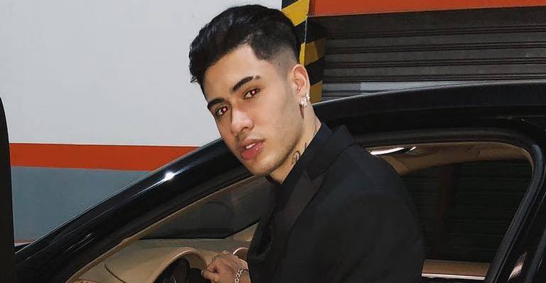 MC Kevinho curte festa animada em lancha luxuosa