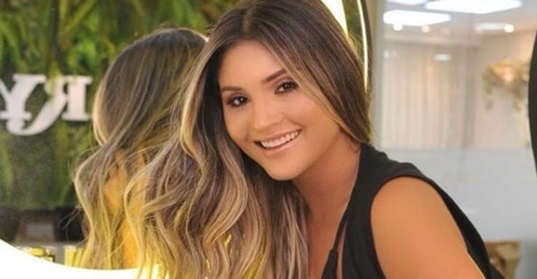 Mileide Mihaile coloca pernões para jogo com maiô cavado em dia no barco