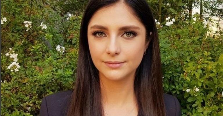 De férias da TV, Tammy Di Calafiori radicaliza em mudança de visual e aparece com o cabelo azul