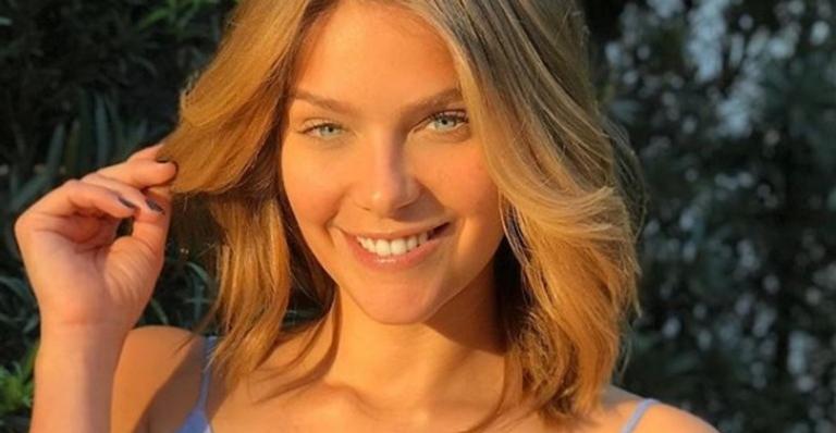 Isabella Santoni radicaliza em mudança de visual e surge com o cabelo rosa