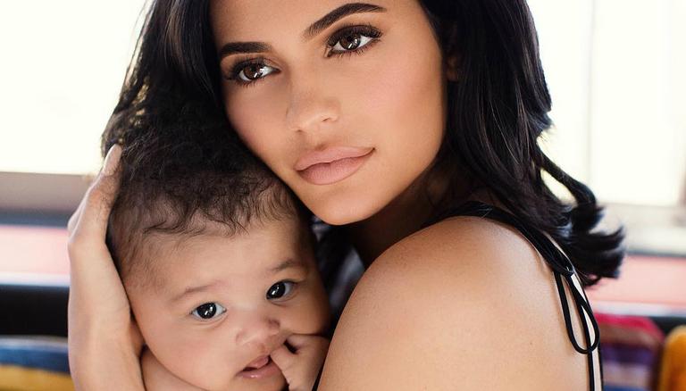 Kylie Jenner mostra a filha, Stormi, brincando com maquiagem: ”Tentando ensiná-la”