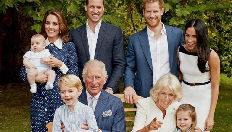 Fofura! Príncipe Louis é flagrado ”atacando” o avô Charles, em foto oficial