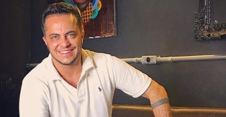 Thammy Miranda surpreende ao exibir corpão de sunga enquanto pratica ioga em viagem