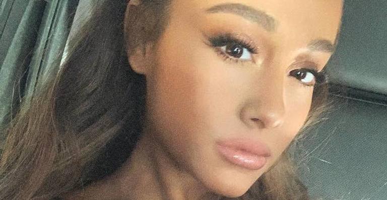 Após terminar noivado, Ariana Grande surge beijando outra mulher