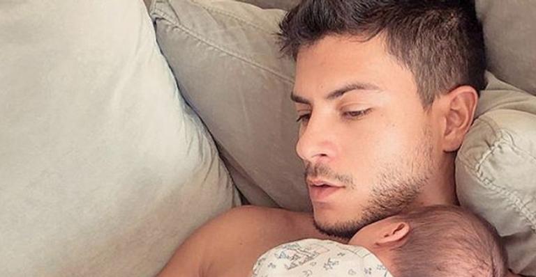 Arthur Aguiar comemora 1 mês da filha, Sophia: ”Linda e única”