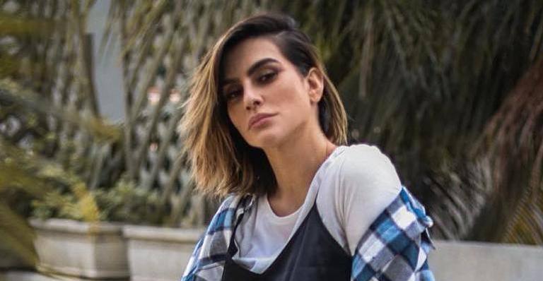 Cleo abusa da sensualidade e posa sem sutiã com camiseta branca transparente