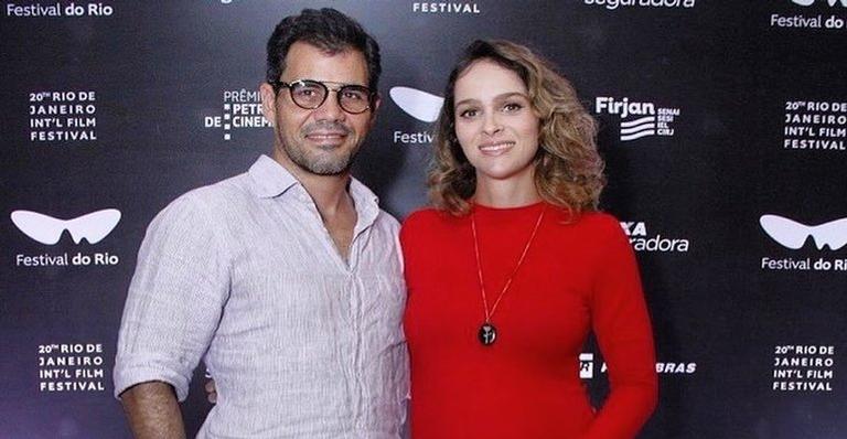 Juliano Cazarré nega pedido de esposa grávida e ela reclama nas redes: ”Não quer deixar”