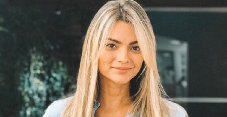 Kelly Key exibe corpão chocante de fio dental enquanto curte piscina em Angola