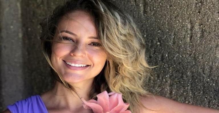 Paolla Oliveira surge na piscina de biquíni branco e web não resiste: ”Nossa sereia”