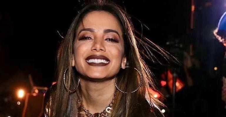Anitta tatua o nome de um homem em seu corpo: ”Meu amor maior”