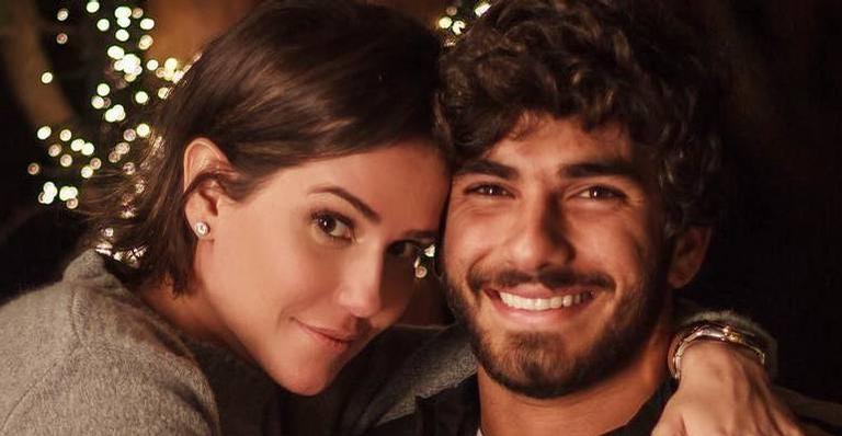 Deborah Secco e marido curtem passeio de barco romântico nas Ilhas Maldivas e encontram golfinhos