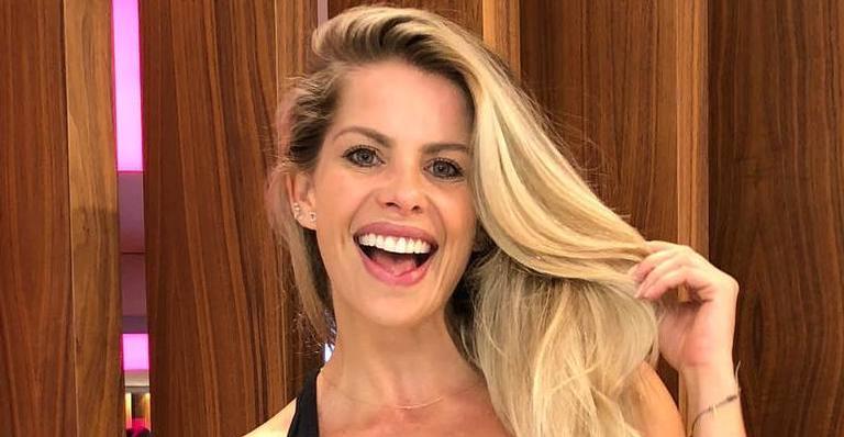 Misteriosa! Karina Bacchi exibe detalhes de seu vestido de noiva: ”Quase pronto”