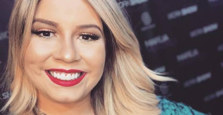 Marília Mendonça emociona convidados ao cantar no casamento de sua mãe