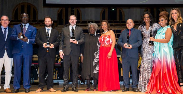 Personalidades são homenageadas no Troféu Raça Negra em SP