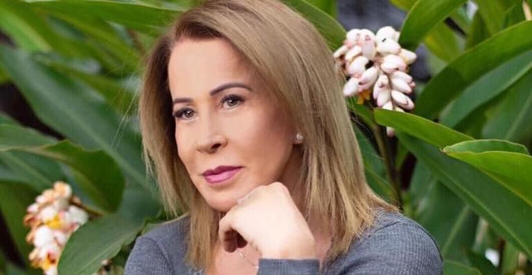 Ao exibir barriguinha, Zilu Camargo recebe afinetada de seguidor e responde à altura