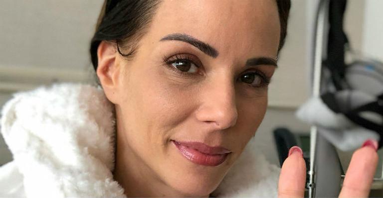 No aguardo de uma sessão de radioterapia, Ana Furtado assiste mãe cantar para ela: ”Você é linda!”