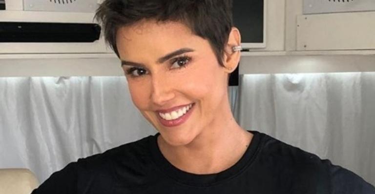 Nas Maldivas, Deborah Secco posa de biquíni para Hugo Moura e exibe corpão em cenário paradisíaco