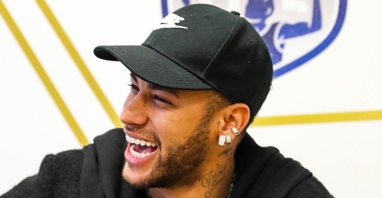 Na cama, Neymar Jr. surge em momento carinhoso ao lado de pessoa especial: ”Filme com ela”