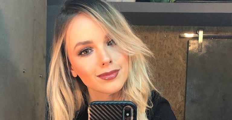 Cinco dias após anunciar gravidez, Thaeme posa com vestido colado exibindo barriguinha
